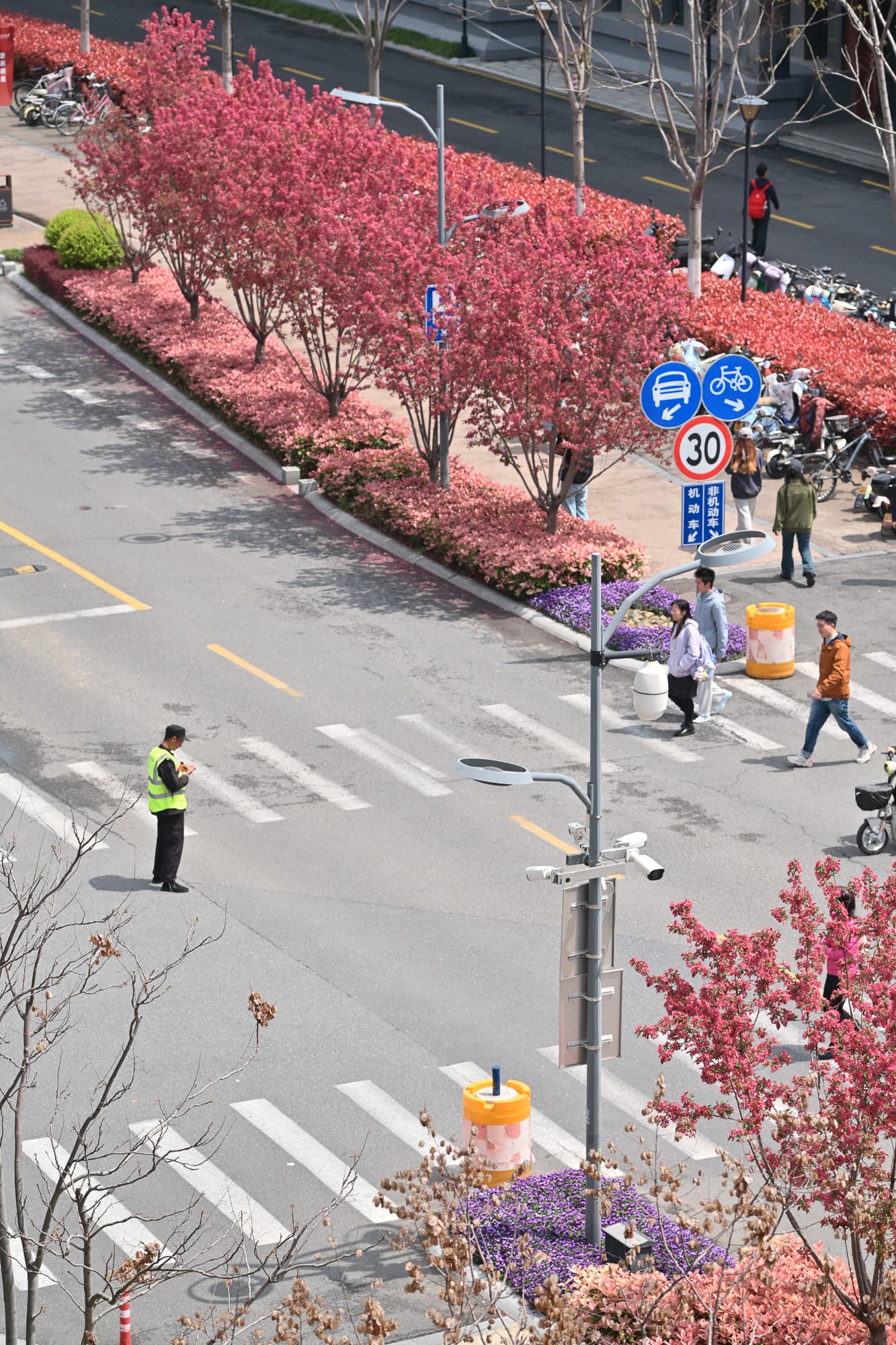 宿舍阳台下的十字路口-2
