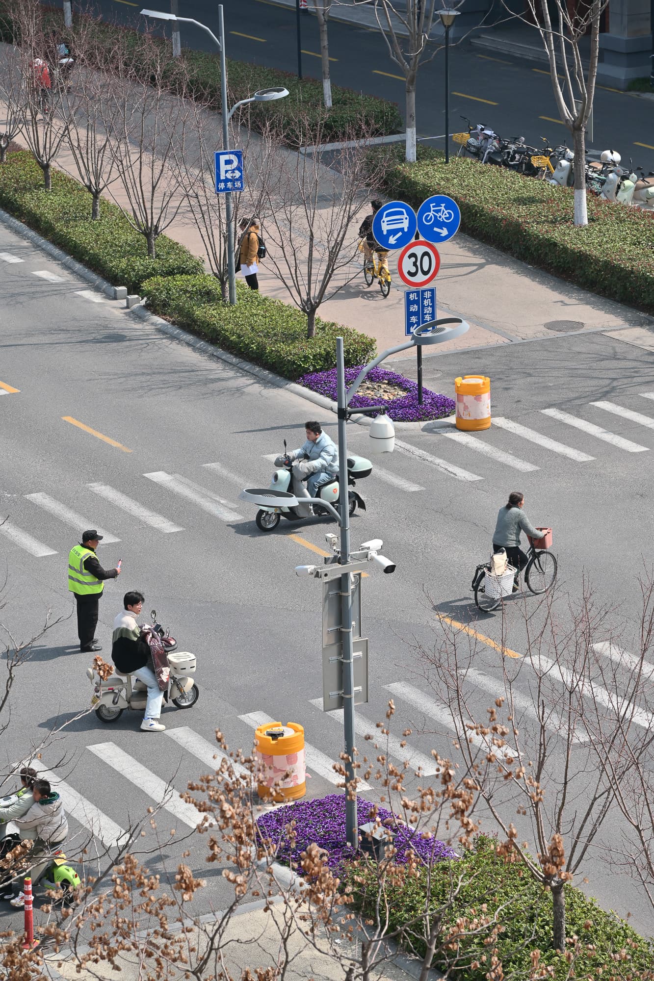 宿舍阳台下的十字路口-1