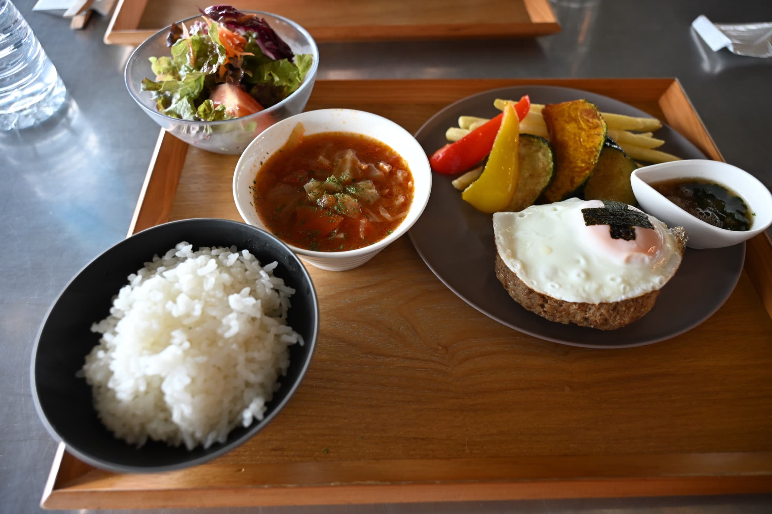 山顶的汉堡肉套餐