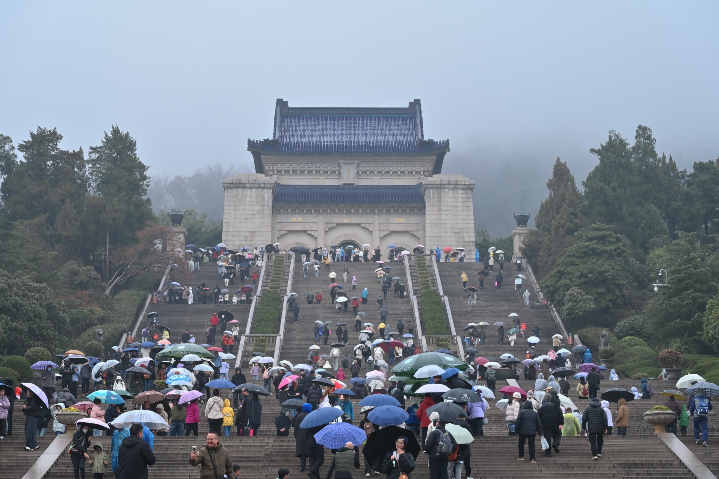 一座巨大的墓碑