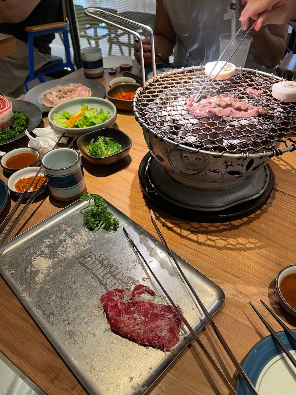 四人围坐的日式烤肉