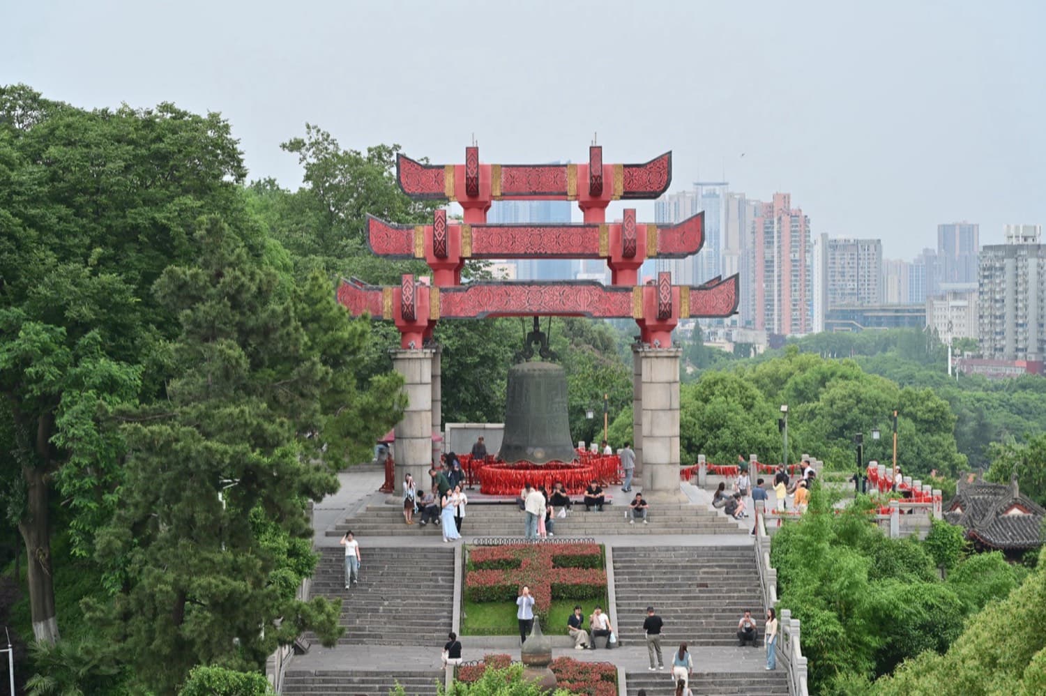 红色拱门街角